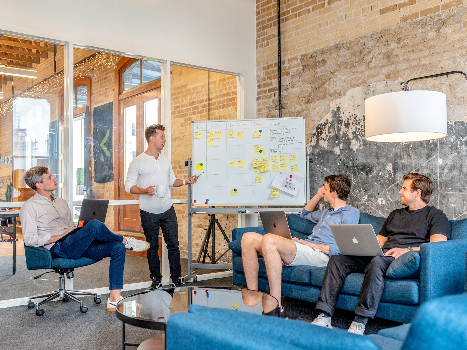 Team bespricht ein Konzept am Whiteboard