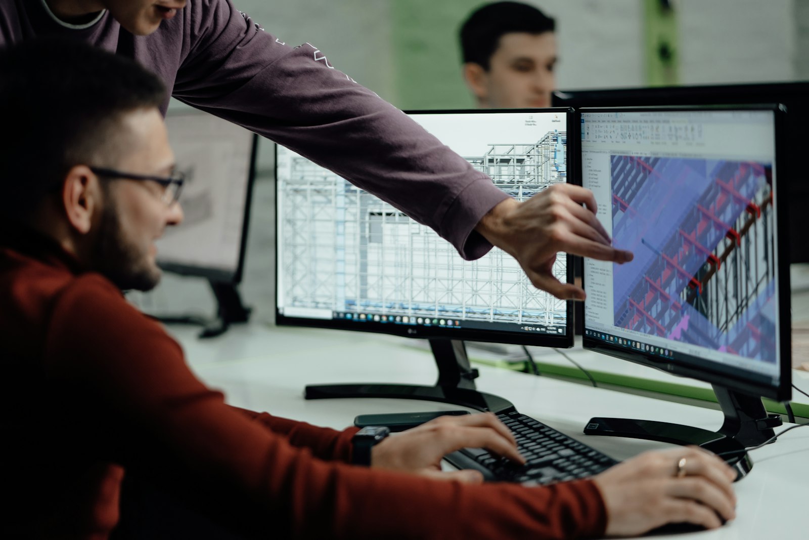 Team bespricht eine Auswertung am Monitor